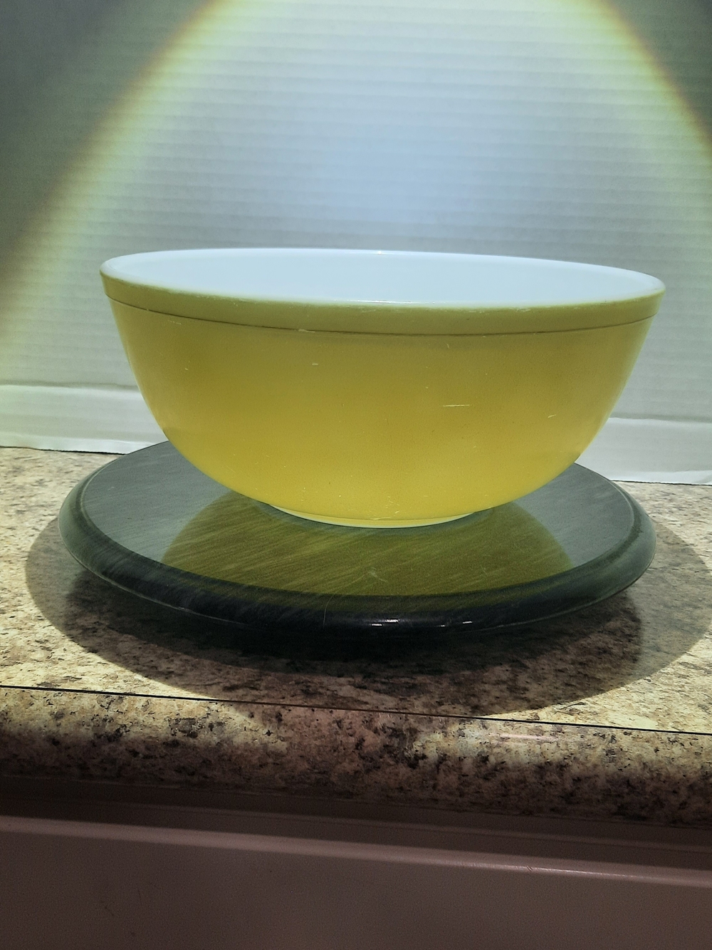 Pyrex Primary Yellow 404 - Picture 3 of 6